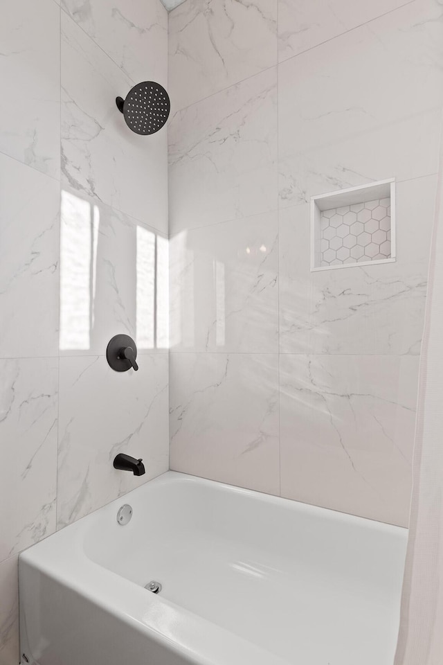 bathroom featuring tiled shower / bath