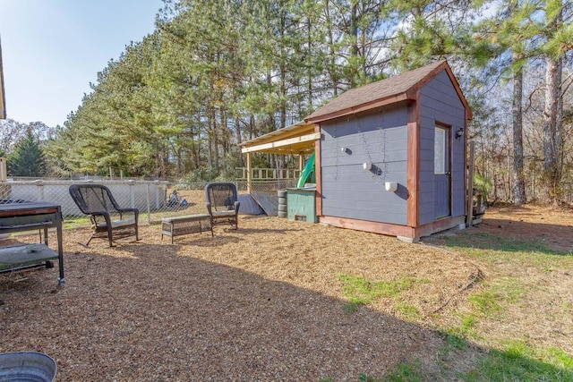 view of yard with a storage unit