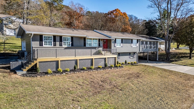 view of front facade featuring a front yard