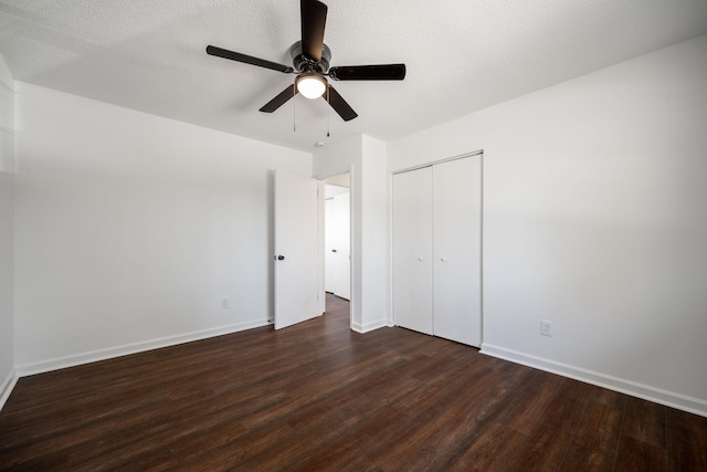 unfurnished bedroom featuring a textured ceiling, dark hardwood / wood-style flooring, a closet, and ceiling fan