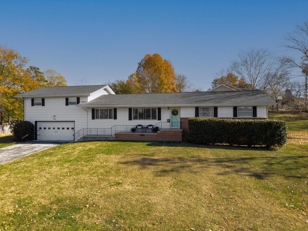 view of front of house featuring a front yard and a garage