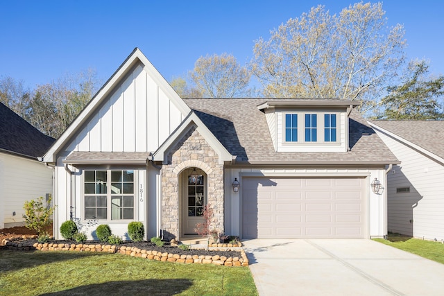 view of front facade featuring a garage and a front lawn