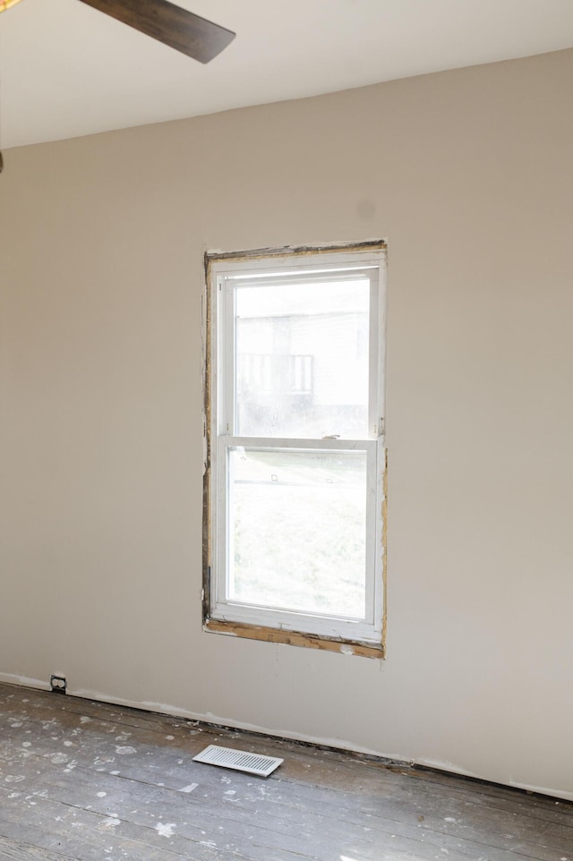 empty room featuring ceiling fan