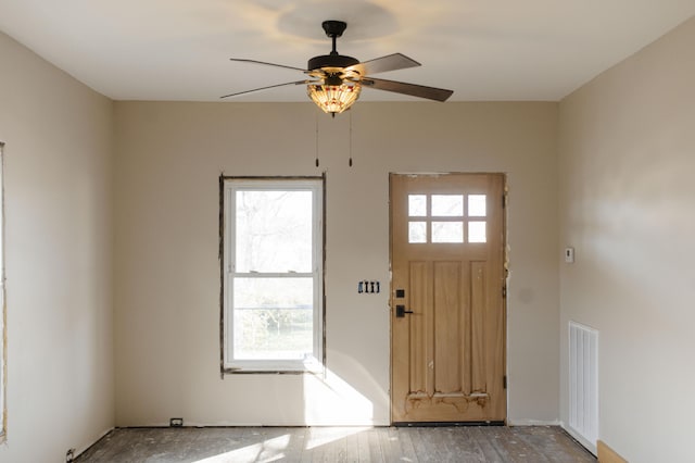 foyer entrance featuring ceiling fan