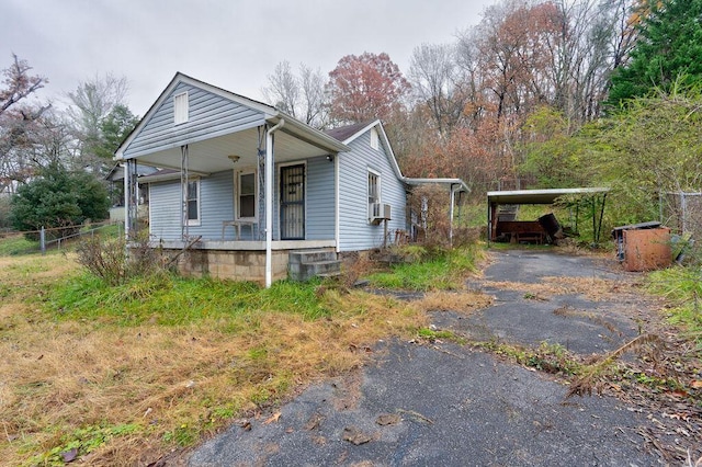 view of front of house featuring cooling unit and a porch