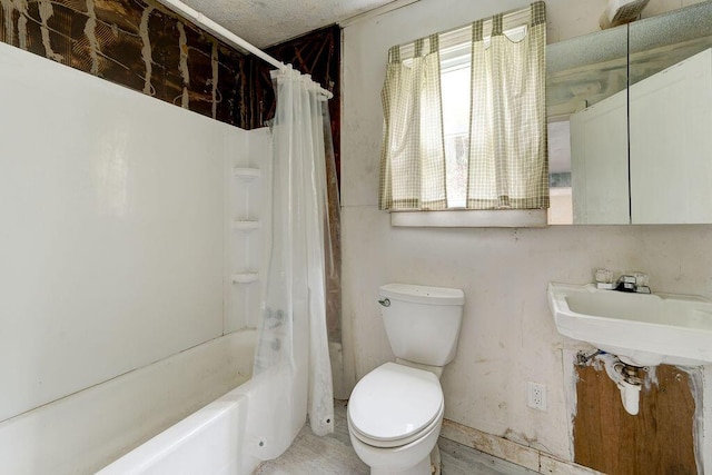 full bathroom featuring sink, shower / bath combo, and toilet