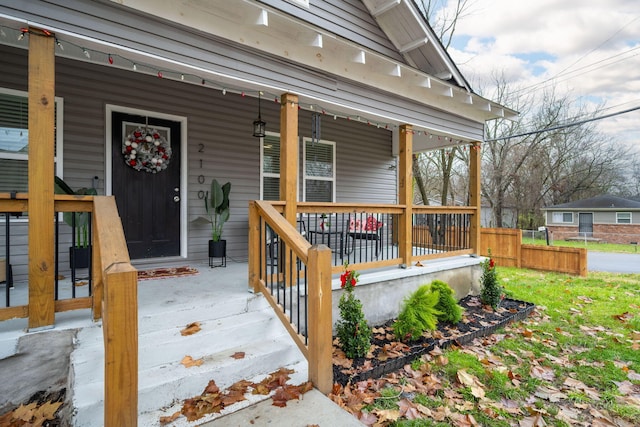 entrance to property featuring a porch