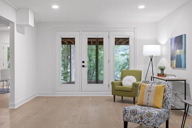 living area featuring recessed lighting, light wood-type flooring, and baseboards