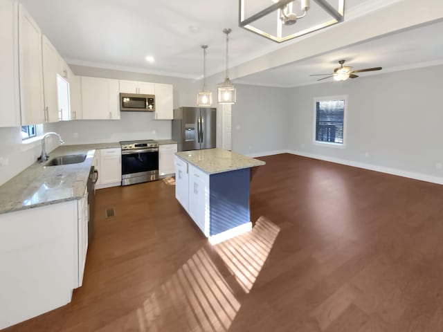 9693 W Ridge Trail Rd, Soddy Daisy, TN 37379 - kitchen featuring appliances with stainless steel finishes, a sink, dark wood-style flooring, crown molding, and a center island