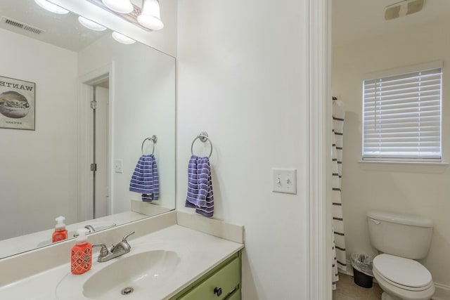 425 Wildewood Trl, Chickamauga, GA 30707 - bathroom with visible vents, toilet, vanity, and a shower with curtain