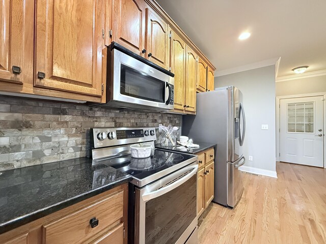 425 Wildewood Trl, Chickamauga, GA 30707 - kitchen with baseboards, light wood-type flooring, crown molding, stainless steel appliances, and backsplash