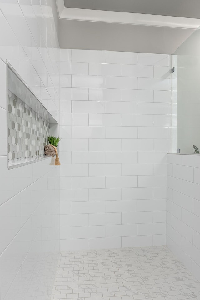 bathroom featuring tiled shower