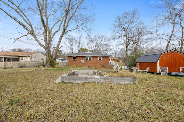 view of yard featuring an outdoor structure