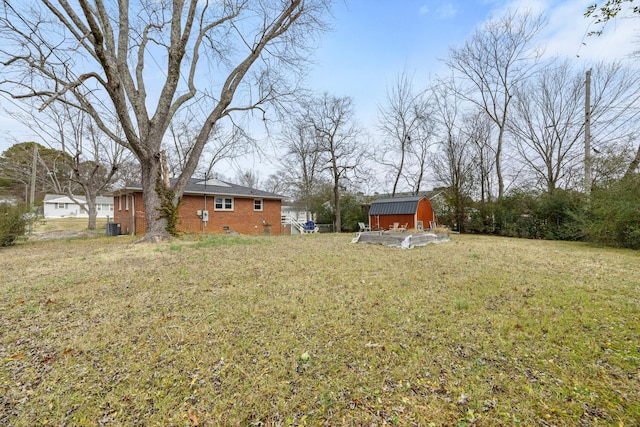 view of yard featuring cooling unit and a shed