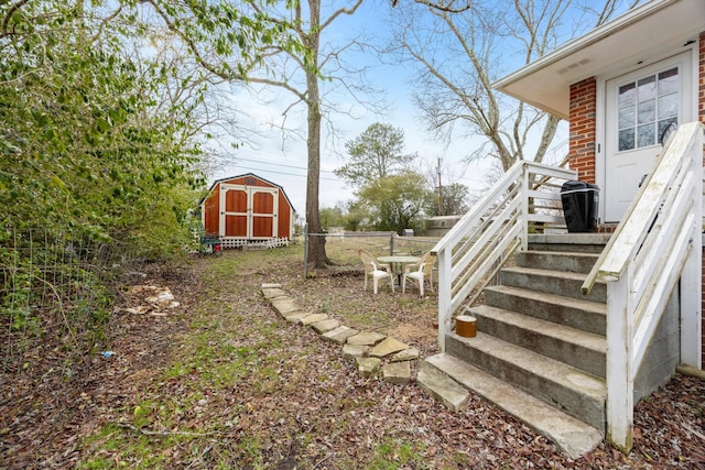 view of yard featuring a storage unit