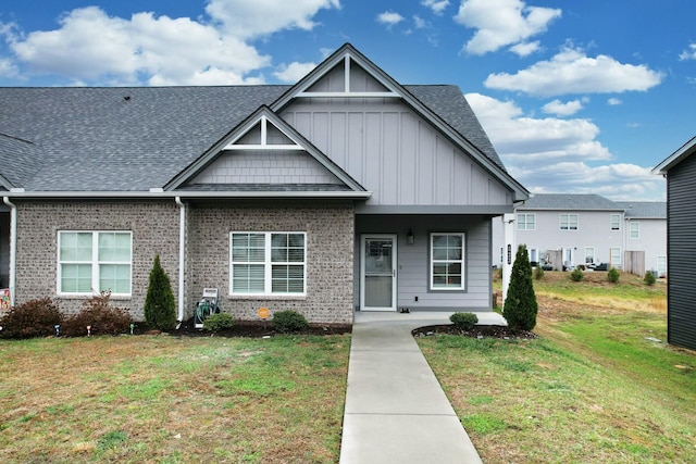 craftsman inspired home featuring a front lawn