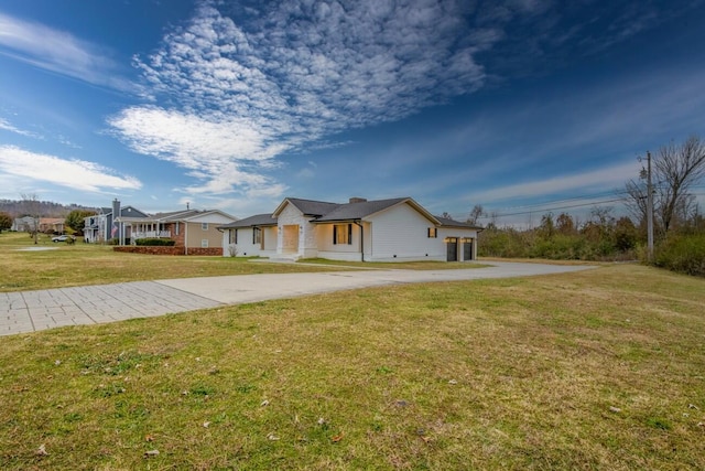 view of front facade featuring a front lawn