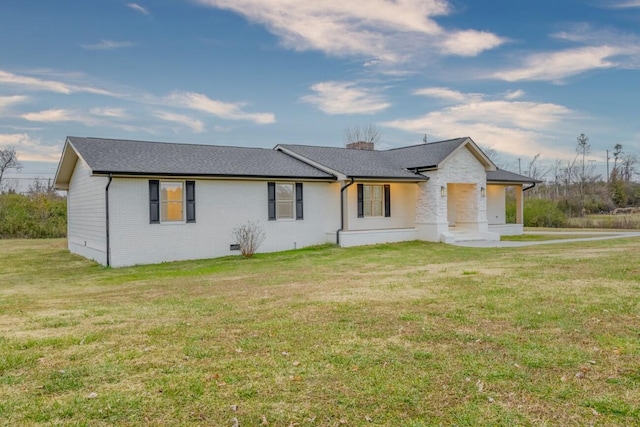 view of front of property featuring covered porch and a front yard