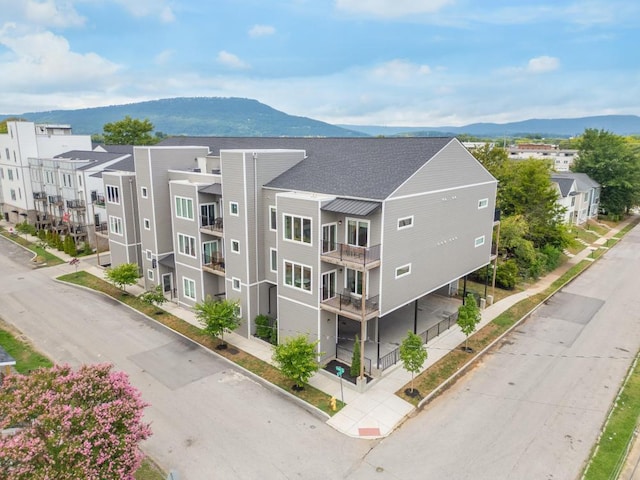 bird's eye view with a mountain view