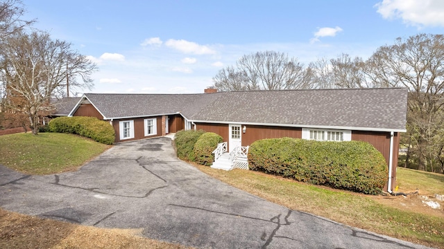 single story home with a front lawn