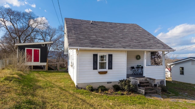 view of front of property featuring a front yard