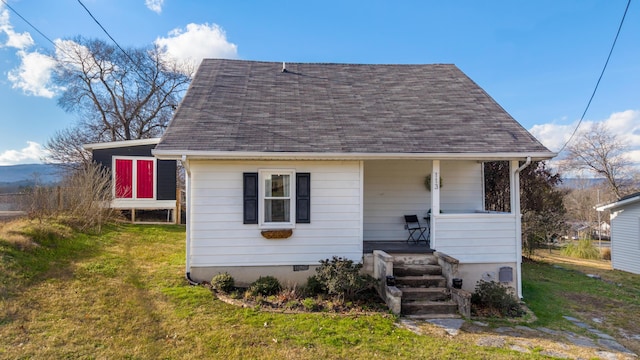 view of front of house featuring a porch and a front yard