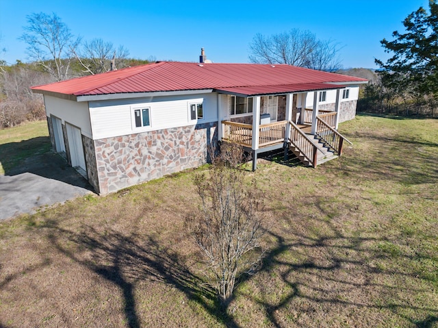 view of front of house featuring a front yard and a garage