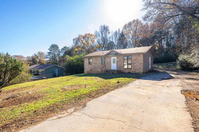 ranch-style home with a front yard