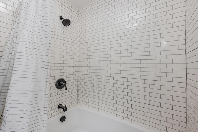 bathroom featuring tiled shower / bath