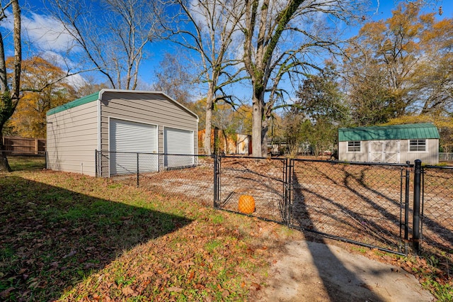 view of yard with an outdoor structure