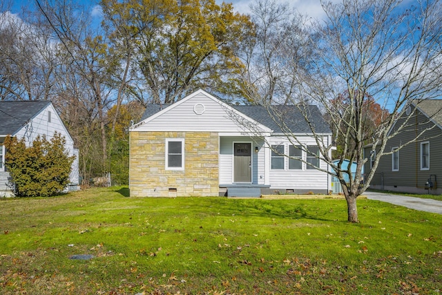 view of front of property featuring a front yard