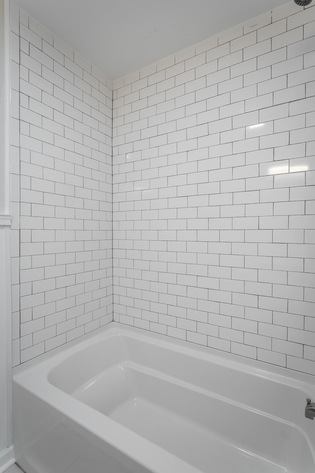 bathroom with tiled shower / bath combo