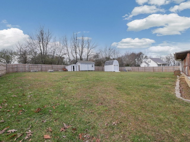 view of yard featuring a shed