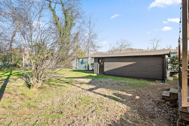 view of yard featuring an outdoor structure