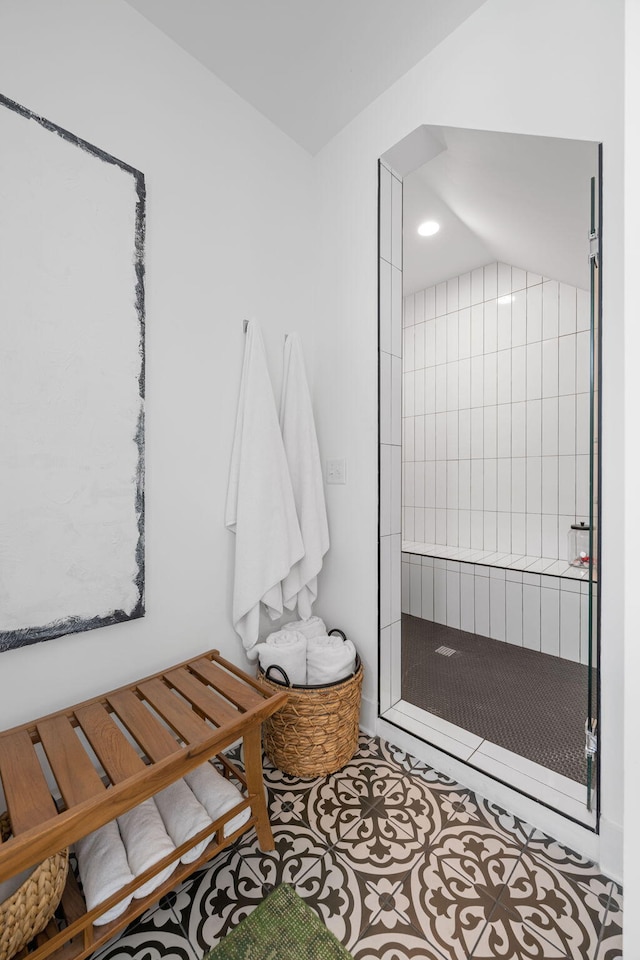 bathroom featuring a tile shower