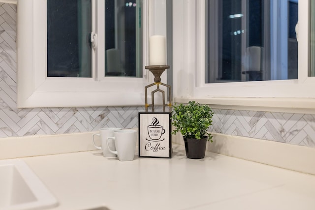 room details featuring decorative backsplash