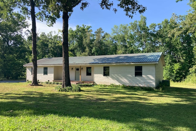 single story home featuring a front lawn