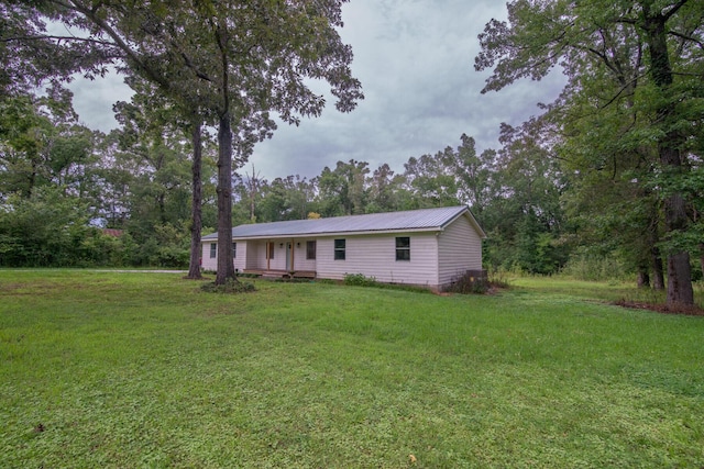 view of front facade featuring a front lawn