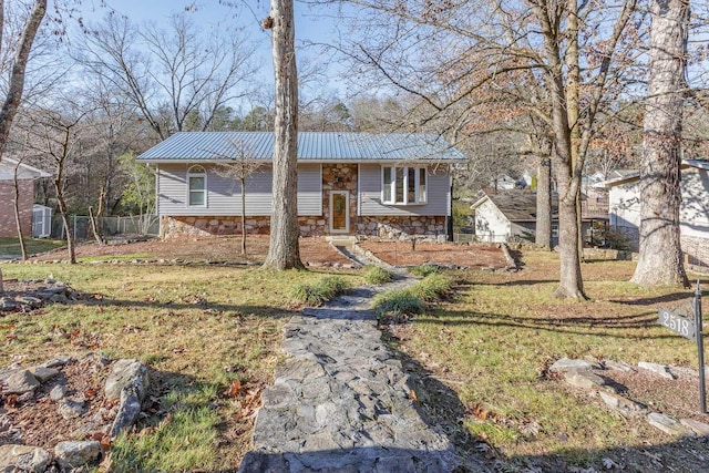 view of front facade featuring a front lawn