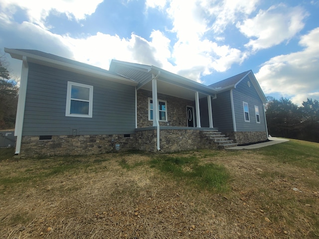 view of front of property with a front lawn