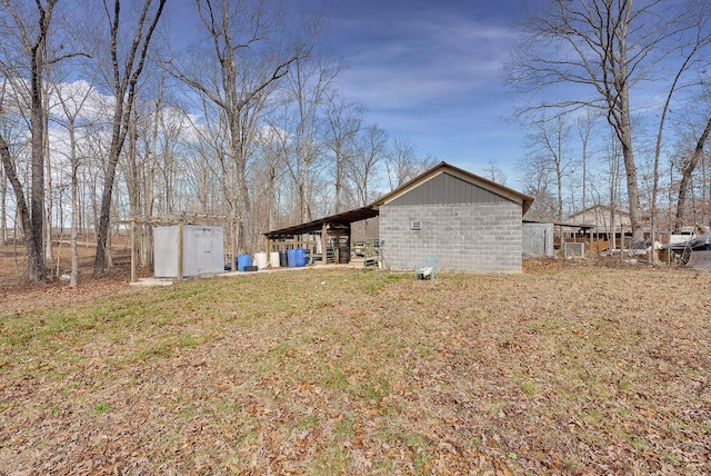 view of yard featuring a carport