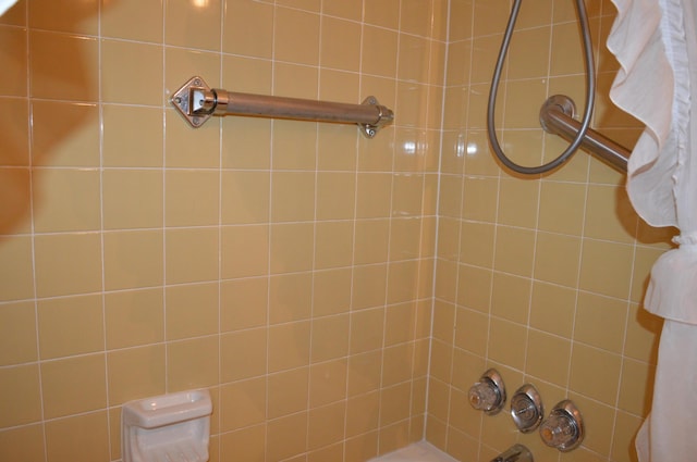 bathroom with tiled shower / bath combo