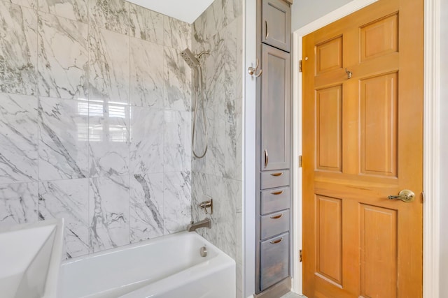 bathroom featuring tiled shower / bath combo