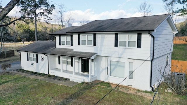 view of front of home featuring a front lawn