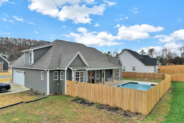 back of house featuring a yard