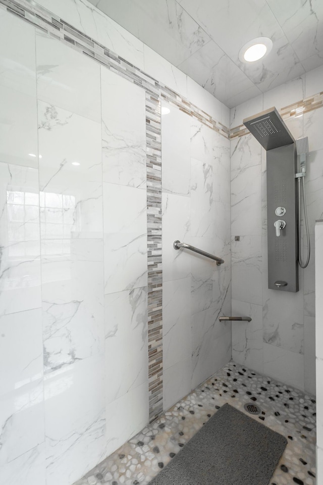 bathroom featuring a tile shower