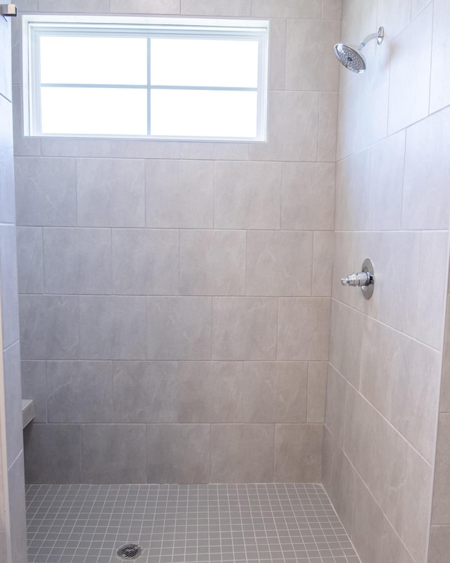 bathroom featuring tiled shower