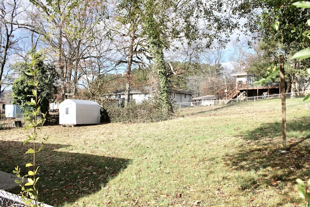 view of yard featuring a storage shed