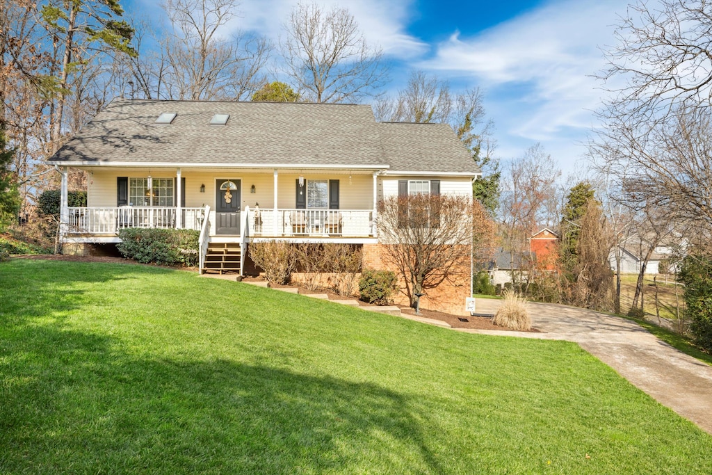 view of front of home featuring a porch and a front yard