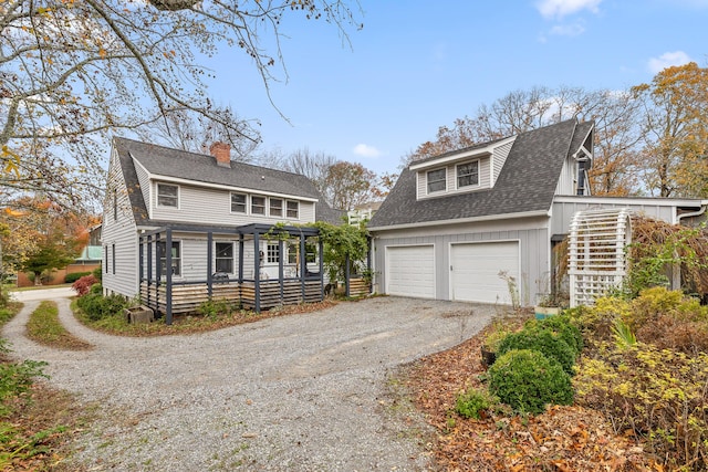 view of front property featuring a garage